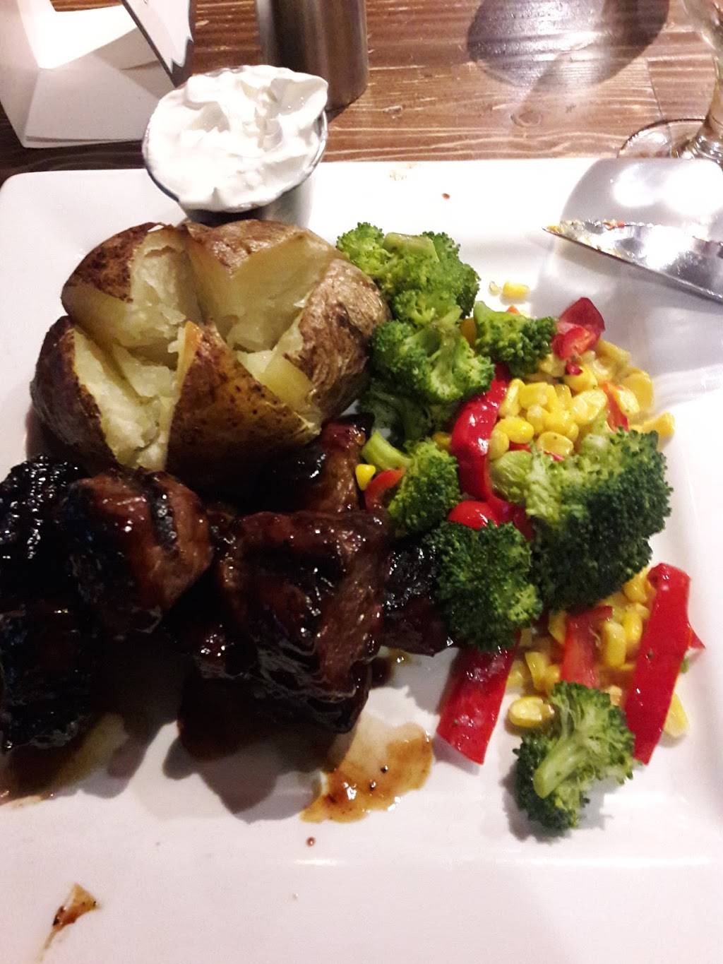 Blue Hills Grille | restaurant | 2790 Washington St, Canton, MA 02021, USA | 3392374700 OR +1 339-237-4700