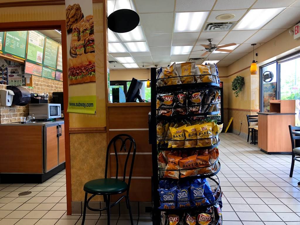 Subway | restaurant | 1231 E Main St, Meriden, CT 06450, USA | 2032370123 OR +1 203-237-0123