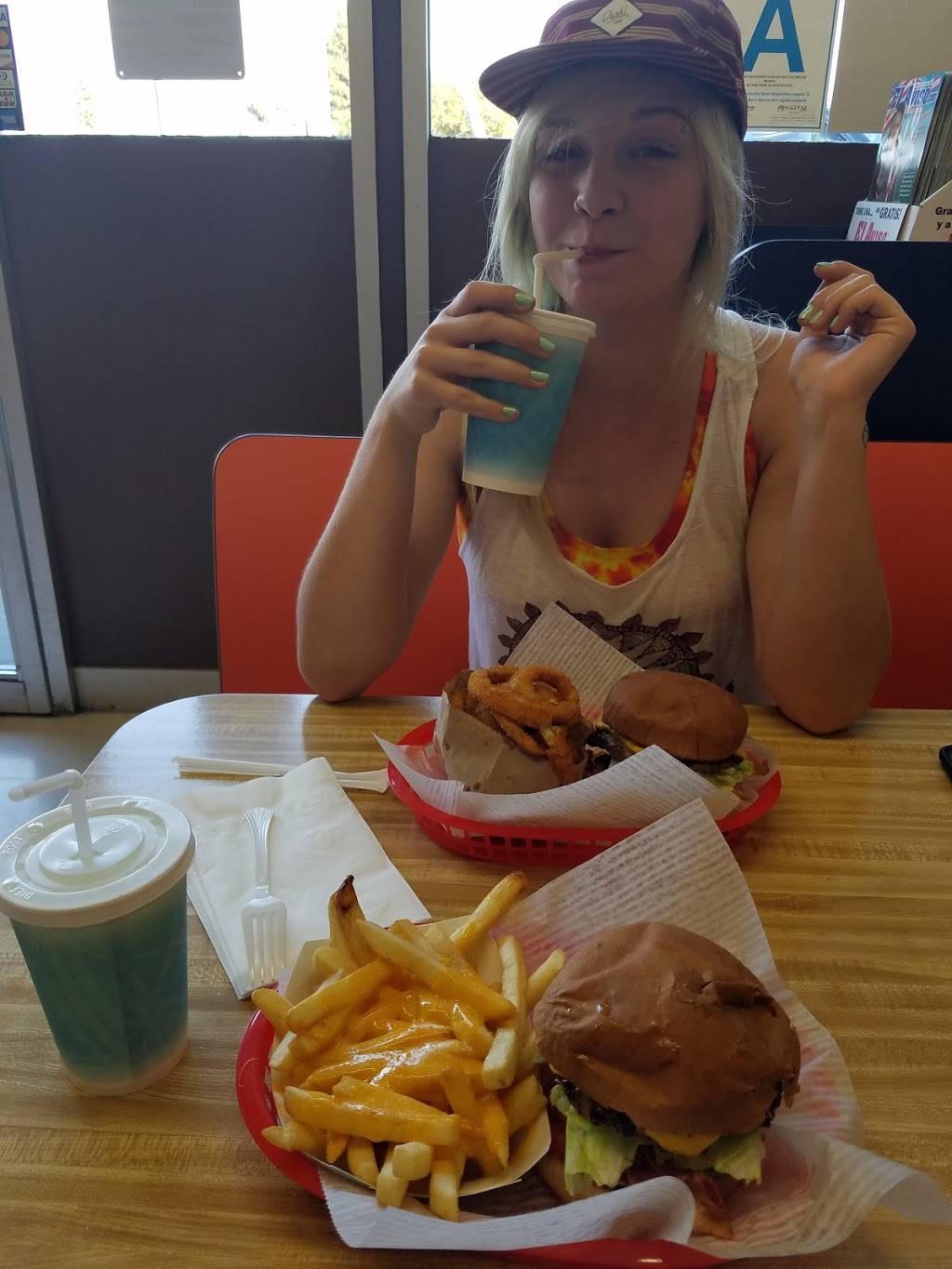 Howards Famous Bacon and Avocado Burgers | restaurant | 11127 Venice Blvd # 7, Los Angeles, CA 90034, USA | 3108389111 OR +1 310-838-9111