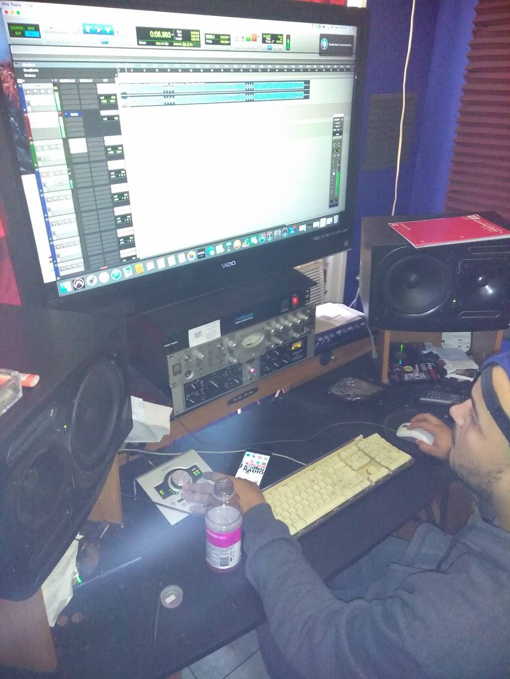 Yo Maxis Bar & Grill | restaurant | 423 W Bristol St, Philadelphia, PA 19140, USA | 2673355238 OR +1 267-335-5238