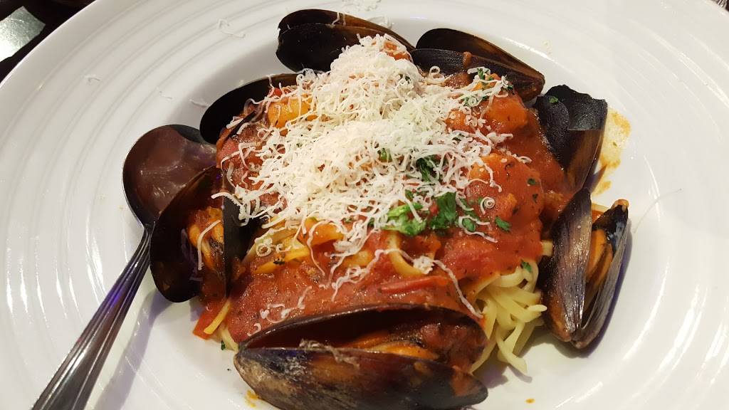 East Side Marios Aurora | restaurant | 15370 Bayview Ave, Aurora, ON L4G 7J1, Canada | 9058414065 OR +1 905-841-4065