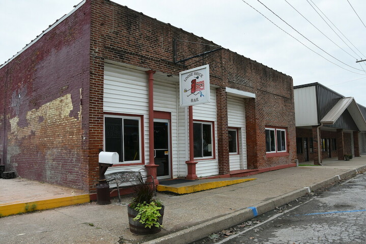 Loose Brick Bar | restaurant | 111 W Chestnut St, Shelbina, MO 63468, USA | 5735880182 OR +1 573-588-0182