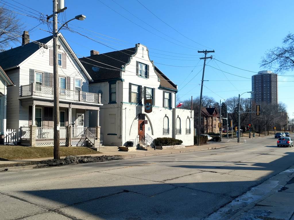 The Tracks Tavern & Grill | restaurant | 1020 E Locust St, Milwaukee, WI 53212, USA | 4145622020 OR +1 414-562-2020