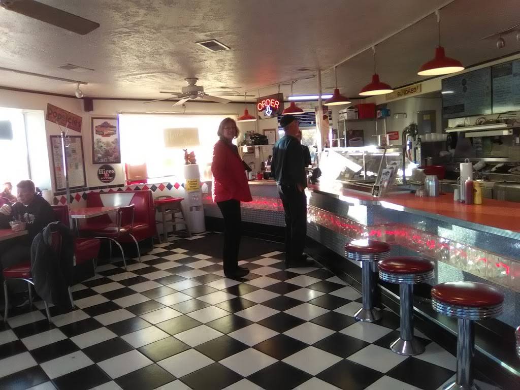 Waynes Drive-In | restaurant | 1331 Covered Bridge Rd, Cedarburg, WI 53012, USA | 2623759999 OR +1 262-375-9999