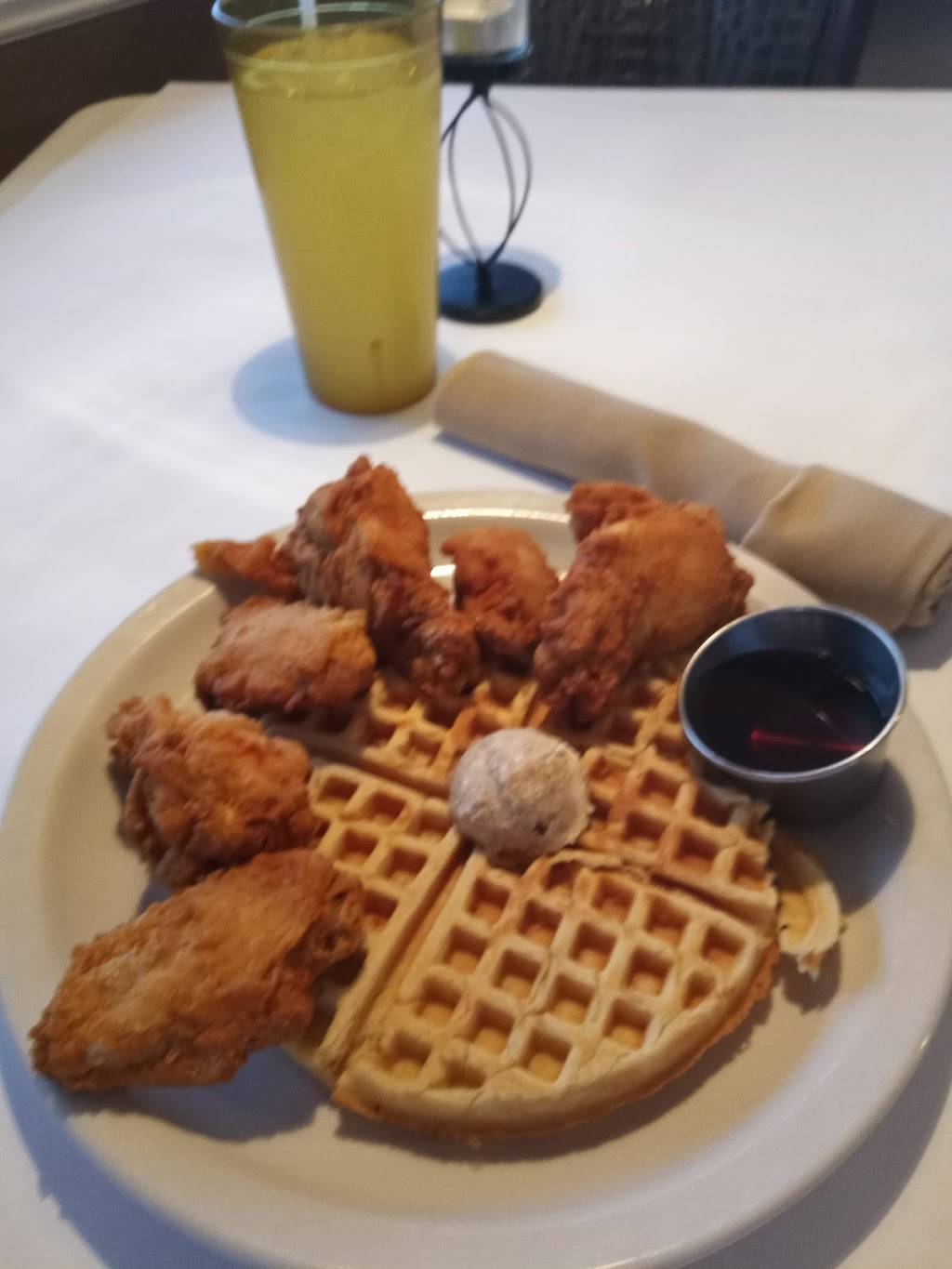 Dasha Barbours Southern Bistro | restaurant | 2217 Steier Ln, Louisville, KY 40218, USA | 5028822081 OR +1 502-882-2081