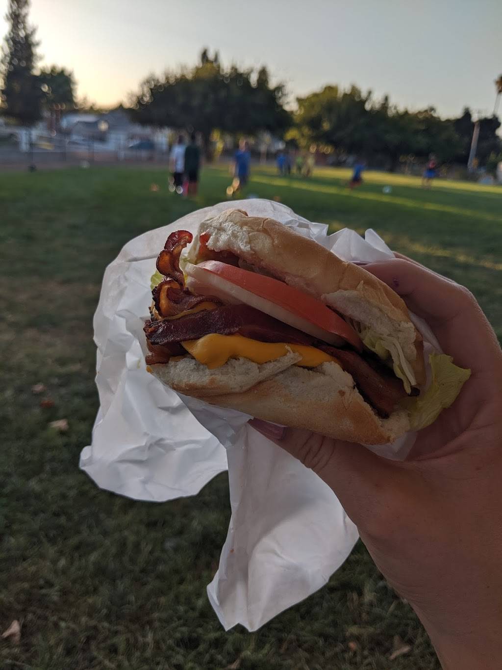 Maxines Drive In | restaurant | 1208 Sacramento Ave, Broderick, CA 95605, USA | 9169429979 OR +1 916-942-9979