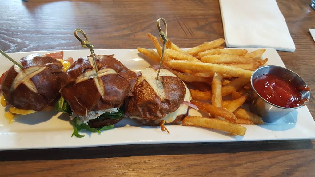 O’Halloran’s Public House and Hall | restaurant | 112 Macomb Pl, Mt Clemens, MI 48043, USA | 5863291252 OR +1 586-329-1252