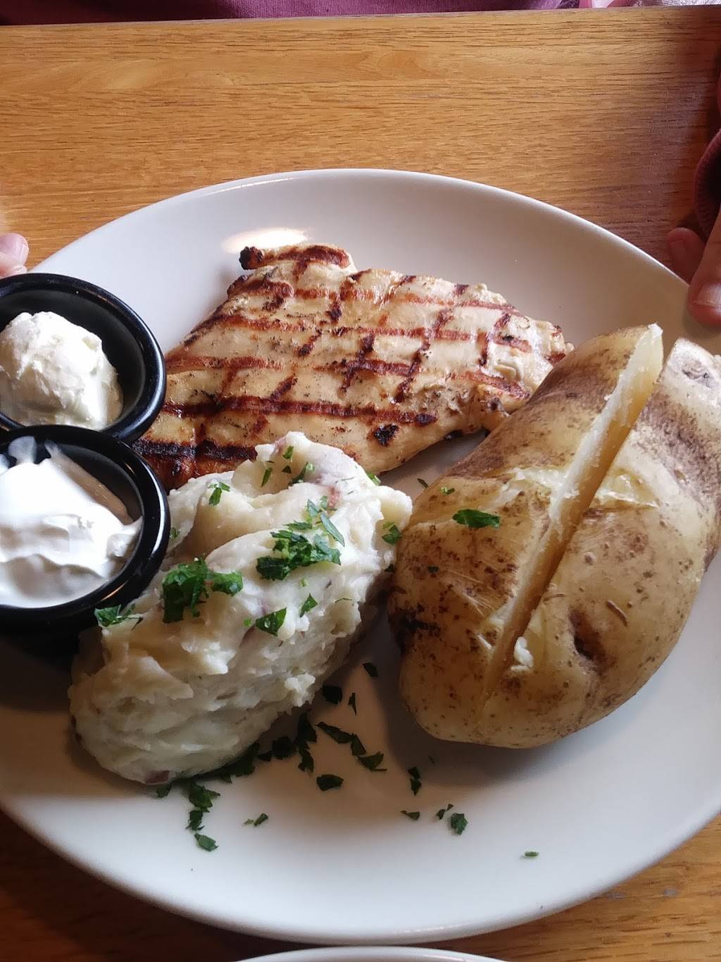 Applebees Grill + Bar | restaurant | 581 2nd St Shops, Manchester, NH 03102, USA | 6036411000 OR +1 603-641-1000