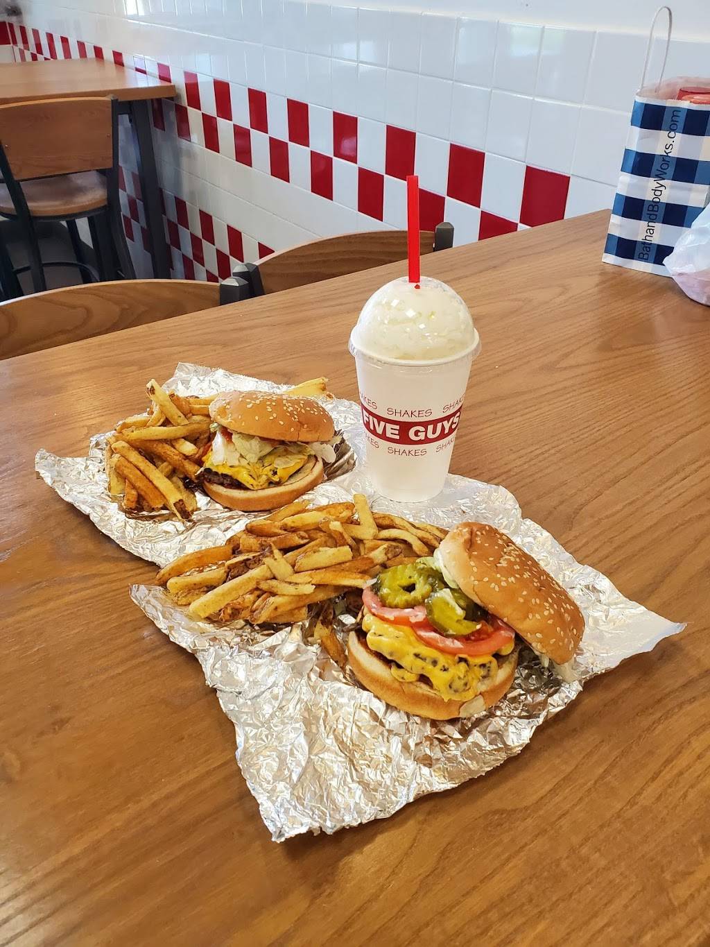 Five Guys | restaurant | 4800 Golf Rd, Eau Claire, WI 54701, USA | 7155141744 OR +1 715-514-1744