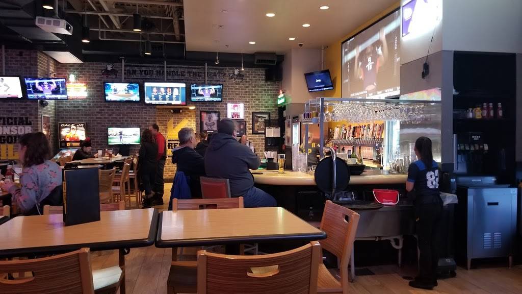 Buffalo Wild Wings | meal takeaway | 8346 3rd St N, Oakdale, MN 55128, USA | 6517349464 OR +1 651-734-9464