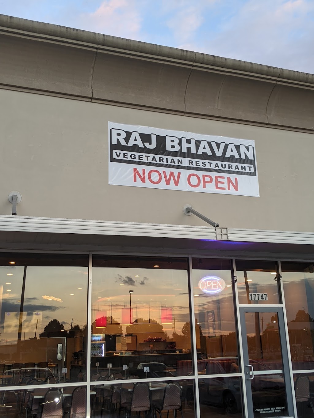 Raj Bhavan | restaurant | 17747 Tomball Pkwy, Houston, TX 77064, USA | 8326046116 OR +1 832-604-6116
