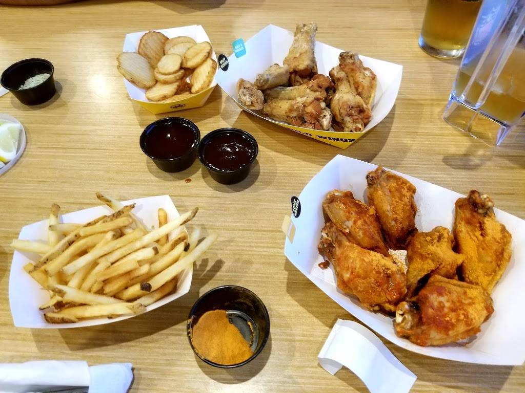 Buffalo Wild Wings | meal takeaway | 1001 Avenue of Mid-America Suite 1, Effingham, IL 62401, USA | 2175409464 OR +1 217-540-9464