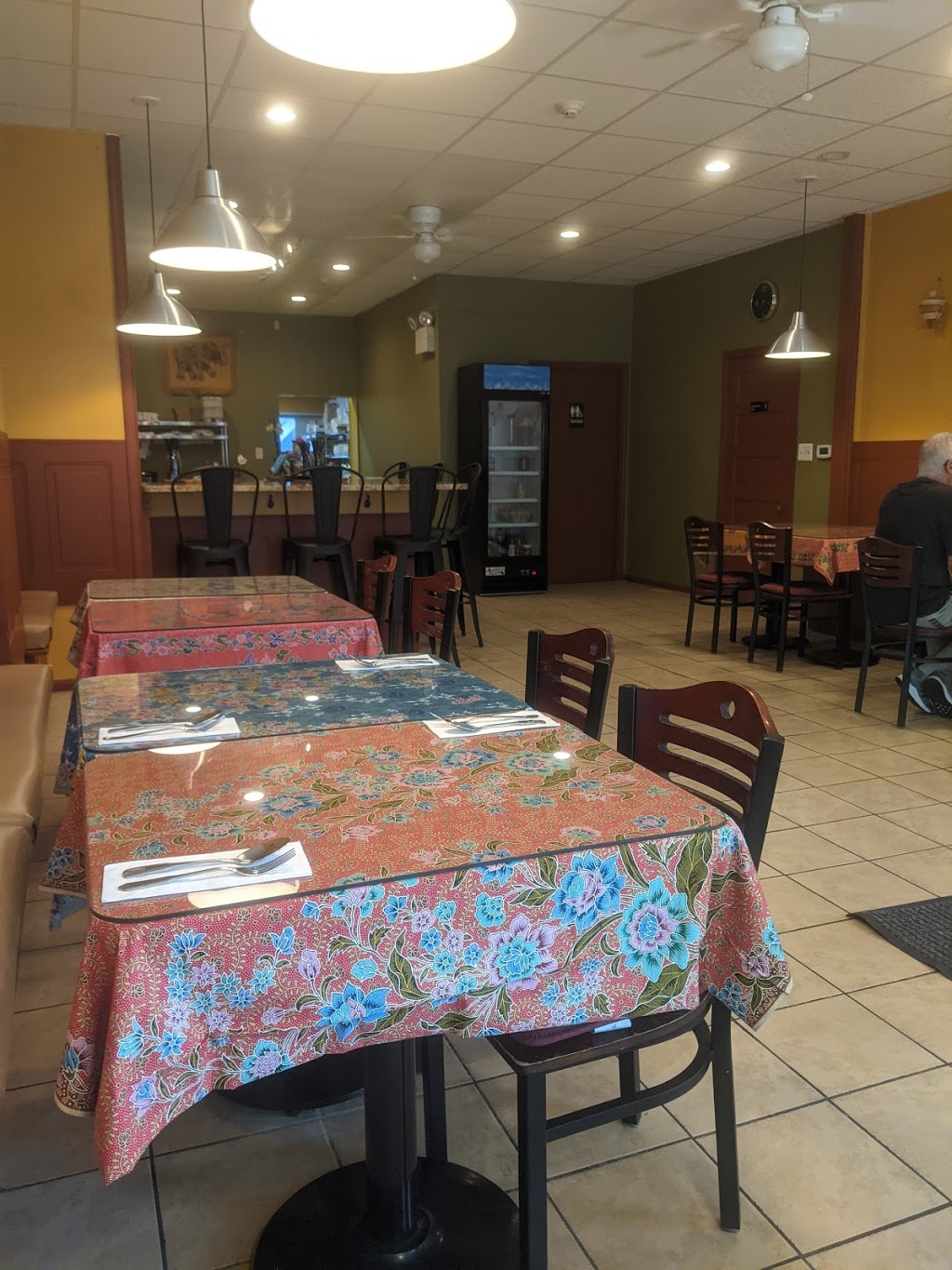 White Jasmin Thai Cuisine | restaurant | 5 W Main St, Lansdale, PA 19446, USA | 2153059330 OR +1 215-305-9330