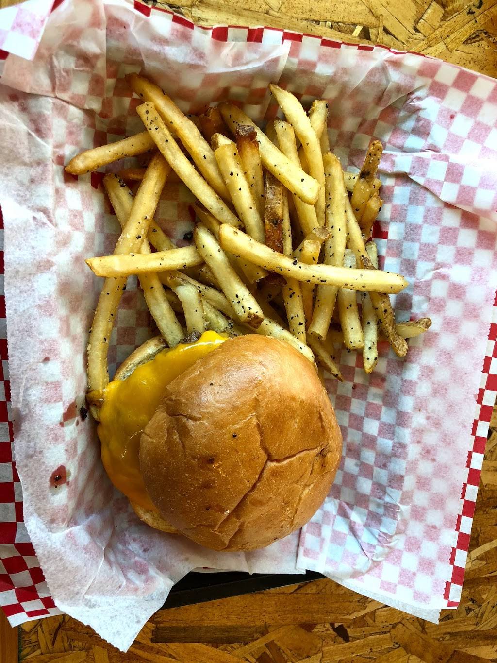 Big Sky Burger | restaurant | 1958 S Garrison St, Lakewood, CO 80227, USA | 3037635012 OR +1 303-763-5012