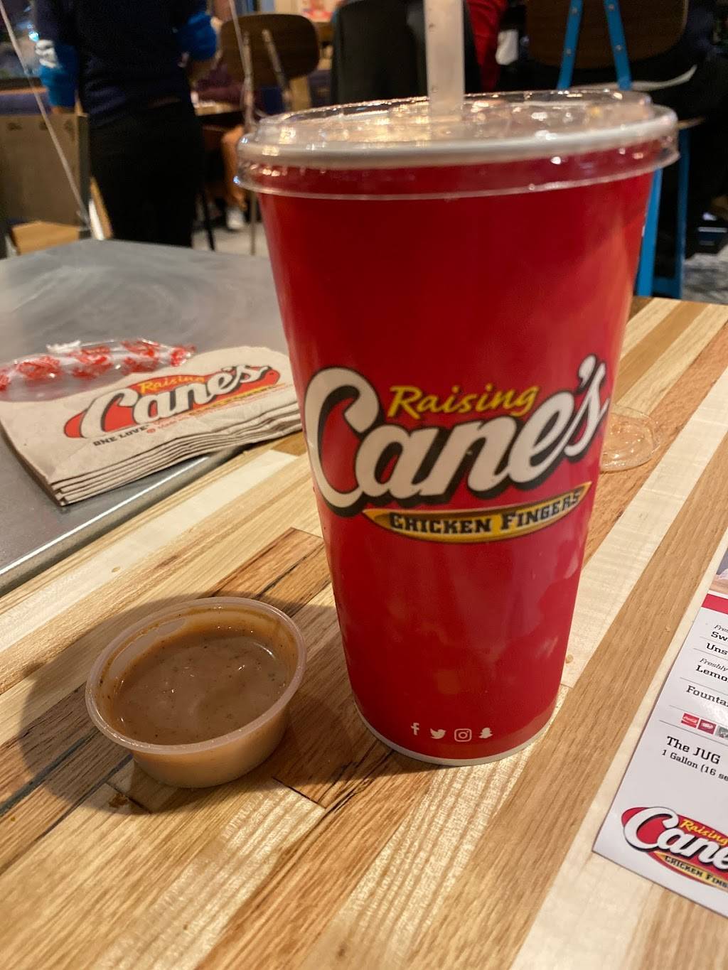 Raising Canes Chicken Fingers | meal takeaway | 60 W 63rd St, Westmont, IL 60559, USA | 6309684799 OR +1 630-968-4799
