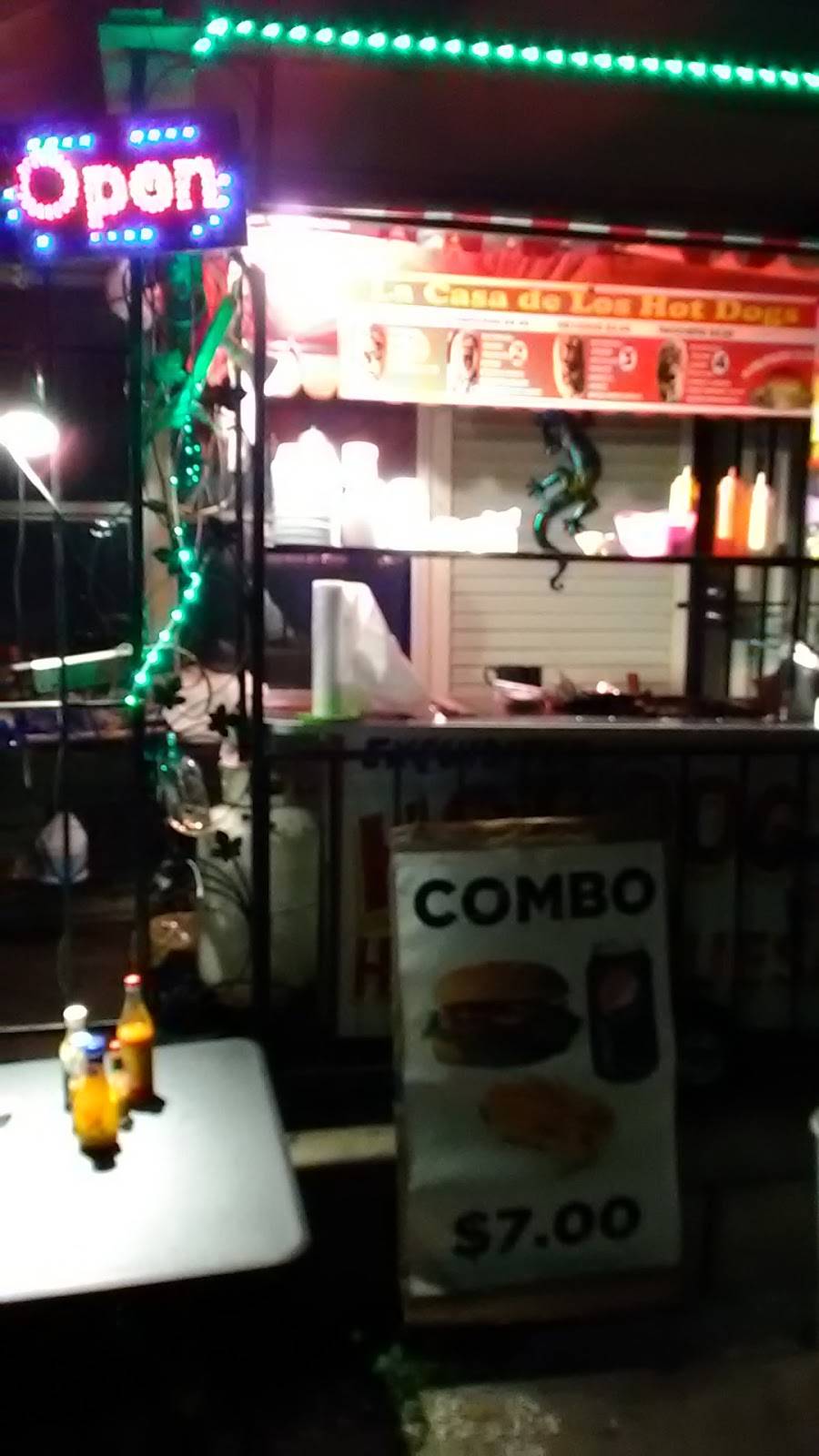 La Casa De Los hot dogs | restaurant | 901 W Cavalcade St, Houston, TX 77009, USA | 8337465436 OR +1 833-746-5436