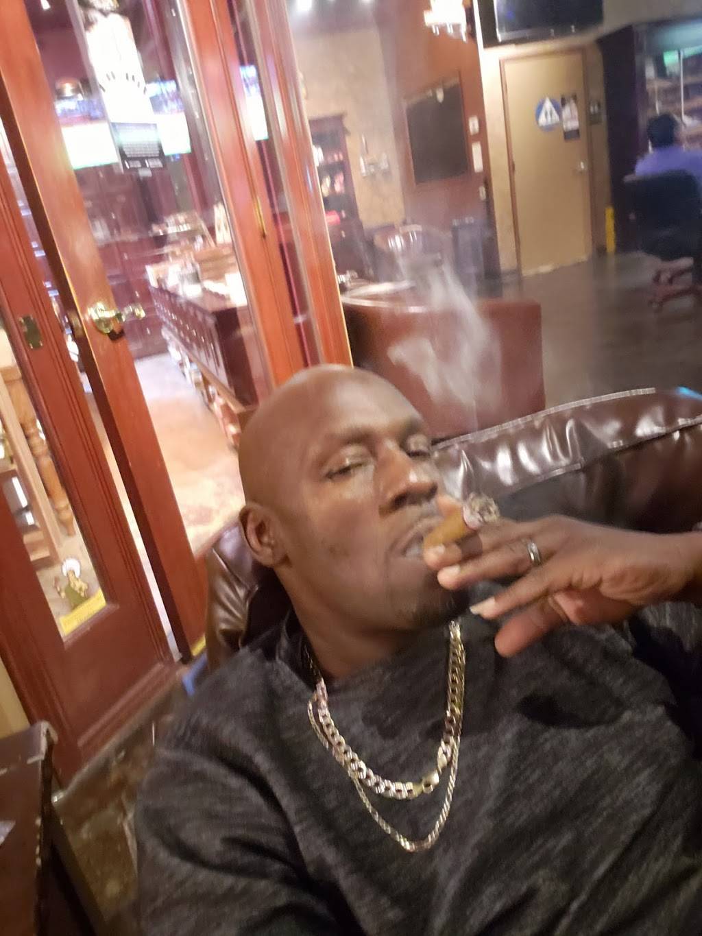 Elliotts Bar | restaurant | 1560 E Nees Ave, Fresno, CA 93720, USA | 5592979425 OR +1 559-297-9425