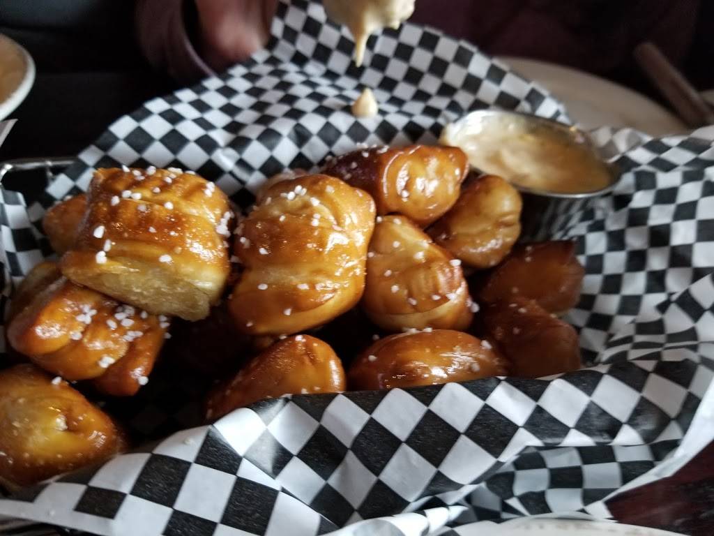 Grizzlys Wood-Fired Grill | restaurant | 220 Carlson Pkwy N, Plymouth, MN 55447, USA | 7634761011 OR +1 763-476-1011