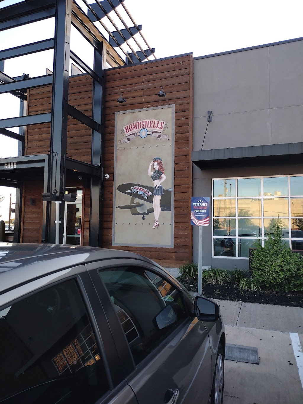 Bombshells | restaurant | 6888 Southwest Fwy, Houston, TX 77036, USA | 7138145845 OR +1 713-814-5845