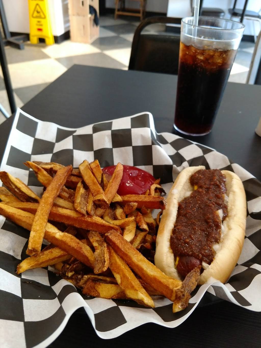 Titos Sloppy Doggs | restaurant | 1068 Market St, Wheeling, WV 26003, USA | 3046506252 OR +1 304-650-6252