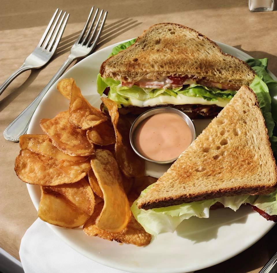 Sandy Point Beach House | restaurant | 7175 Lake Shore Dr, West Olive, MI 49460, USA | 6167968210 OR +1 616-796-8210