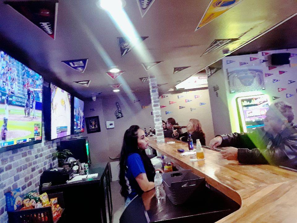 Caliz Sports Bar | restaurant | 300 W Anaheim St, Long Beach, CA 90813, USA | 5622838995 OR +1 562-283-8995