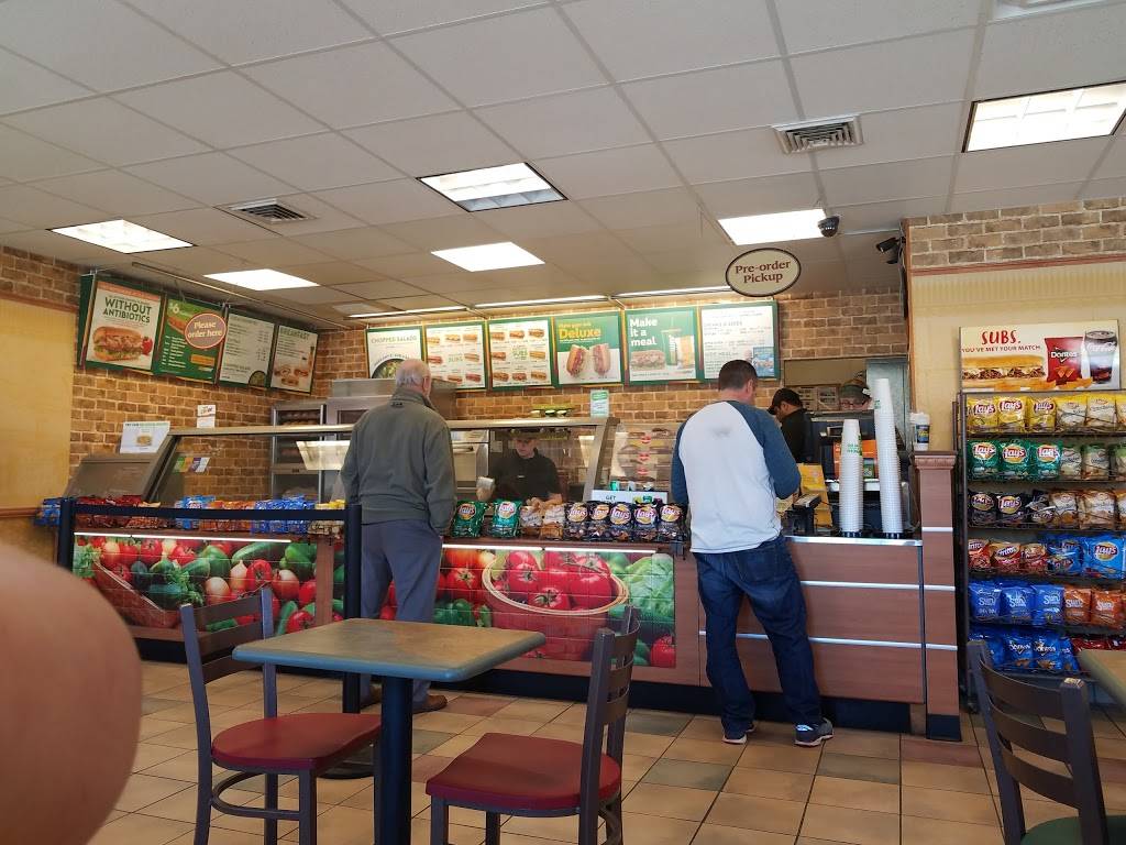 Subway | restaurant | 1085 N Main St, Dayville, CT 06241, USA | 8607791001 OR +1 860-779-1001