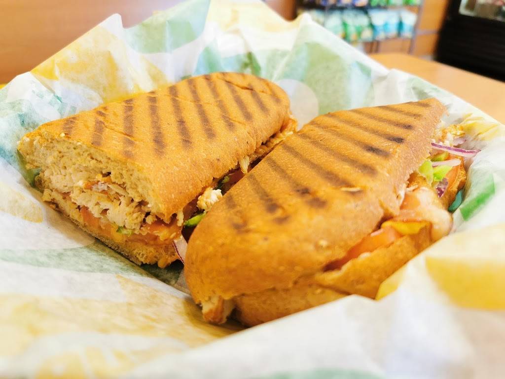 Subway | restaurant | Uptown Centre, 1900 Appleby Line Unit 4 Building 1, Burlington, ON L7L 0B7, Canada | 9053325900 OR +1 905-332-5900