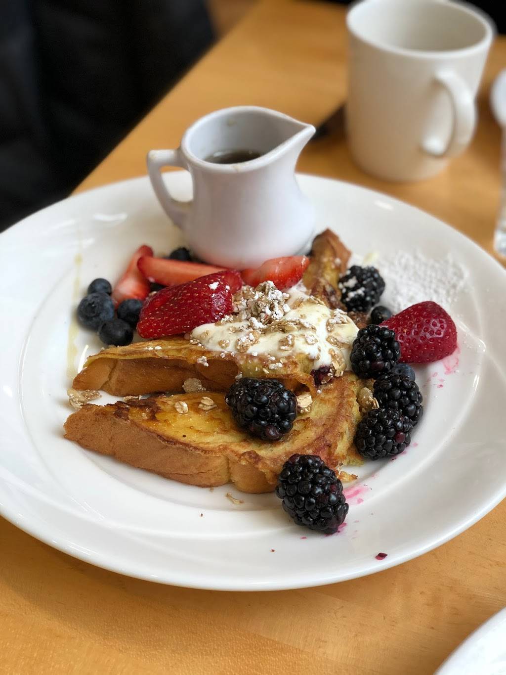 Yolk Streeterville | restaurant | corner of Grand & McClurg, 355 E Ohio St, Chicago, IL 60611, USA | 3128229655 OR +1 312-822-9655