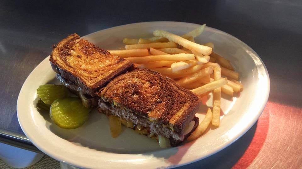 Red Apple Restaurant | restaurant | 1152 E Wisconsin St, Portage, WI 53901, USA | 6087459000 OR +1 608-745-9000