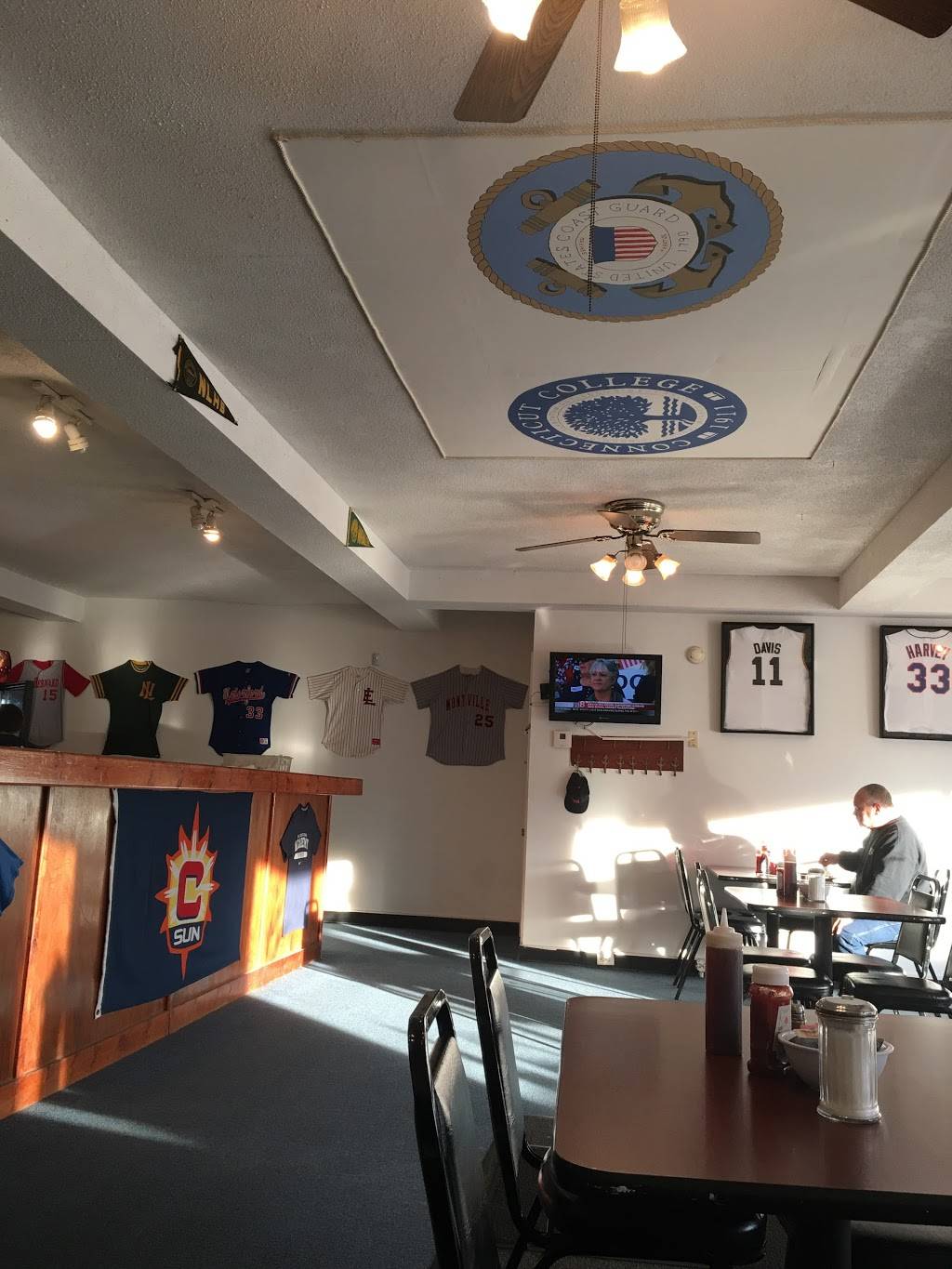 D Js Campus Kitchen LLC | restaurant | 405 Williams St, New London, CT 06320, USA | 8604391572 OR +1 860-439-1572