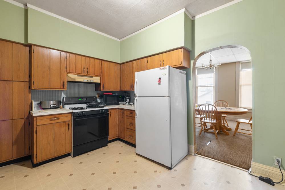 Vals Place - Two Doors Down | restaurant | 1 S Meridian St, Redkey, IN 47373, USA | 7653693912 OR +1 765-369-3912