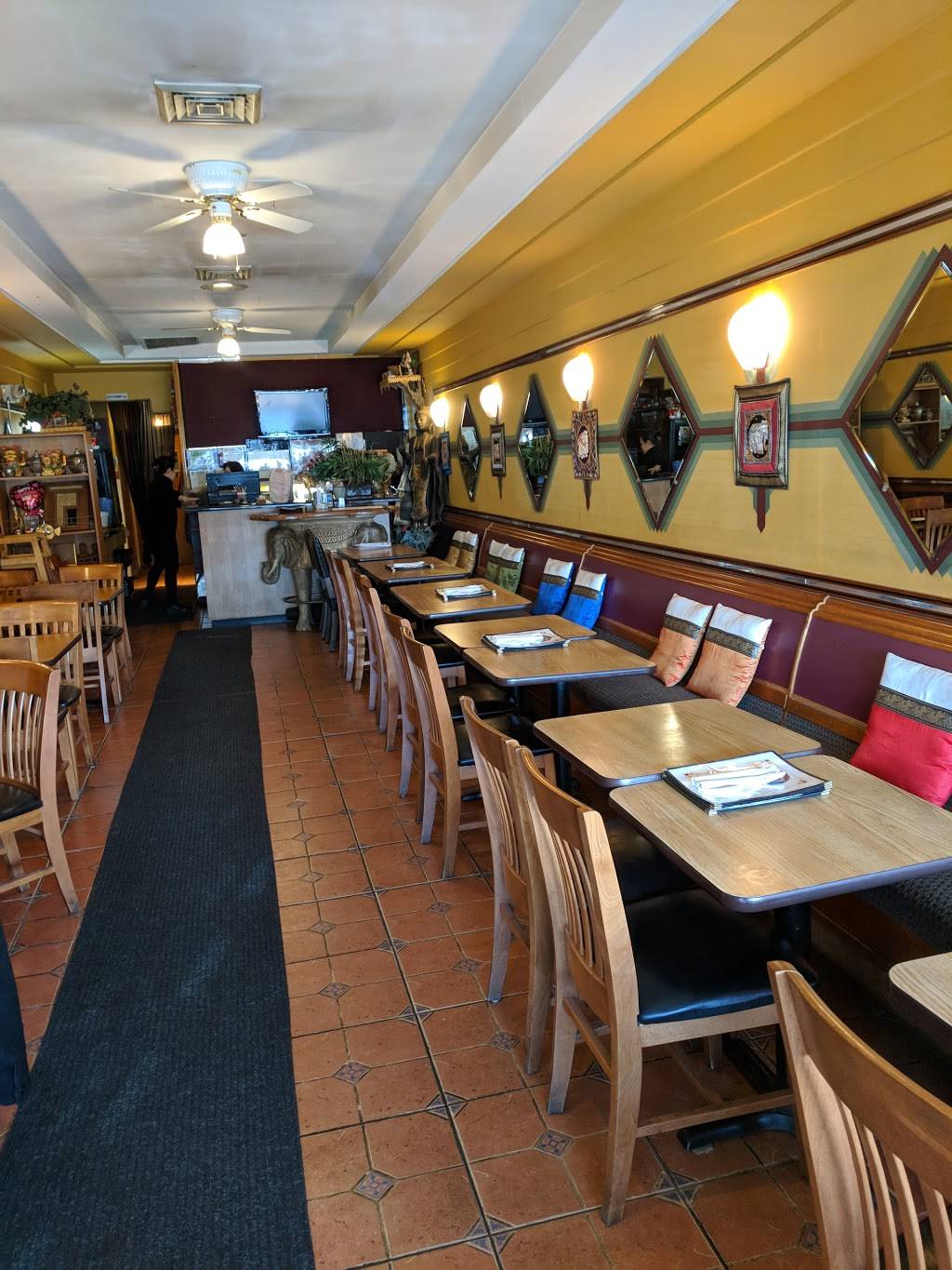 Benjarong Thai Restaurant | restaurant | 2138 S Mannheim Rd, Westchester, IL 60154, USA | 7084090339 OR +1 708-409-0339