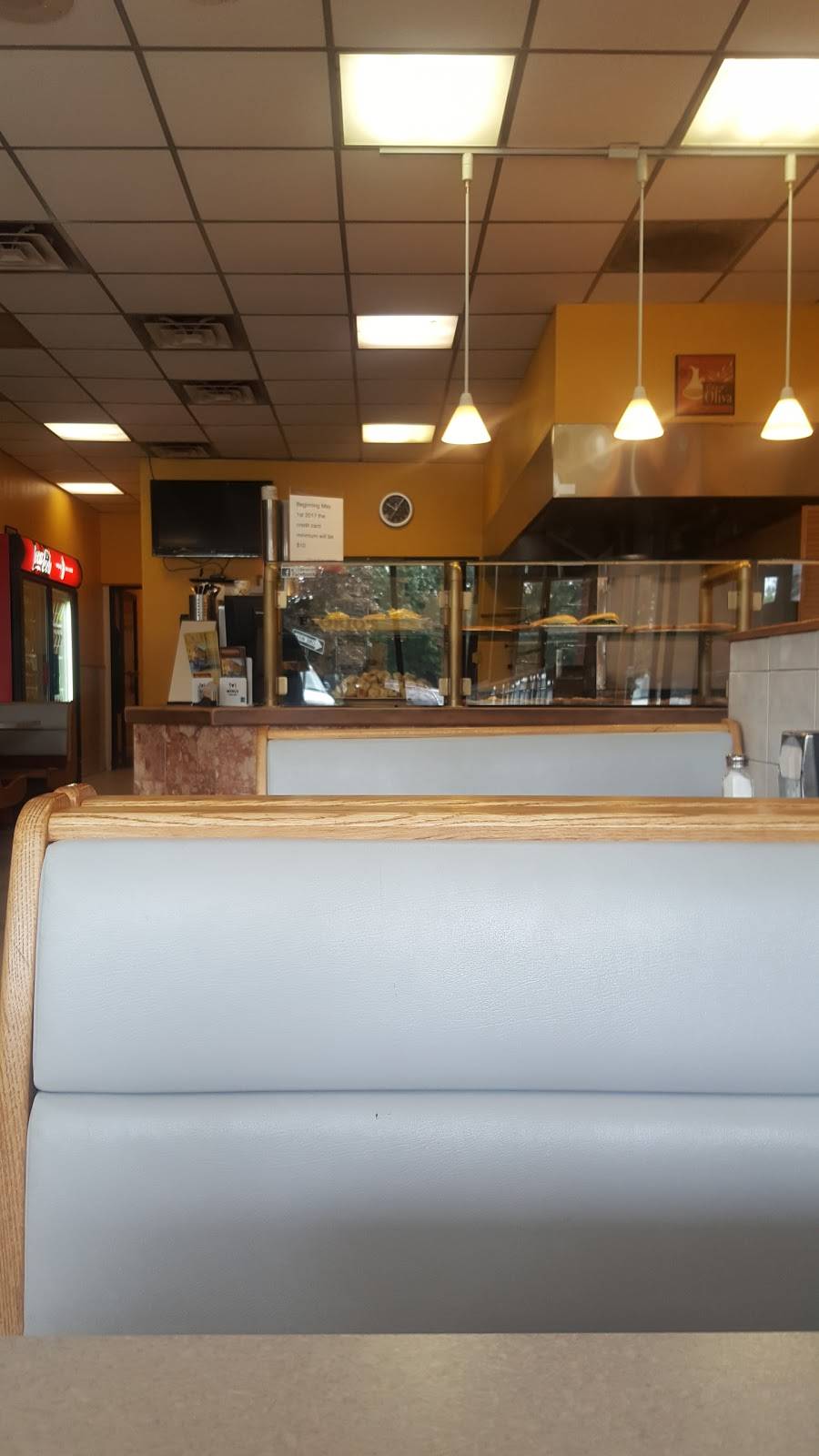 Florios Restaurant & Pizzeria | restaurant | 37 Gill Ln, Iselin, NJ 08830, USA | 7322833444 OR +1 732-283-3444