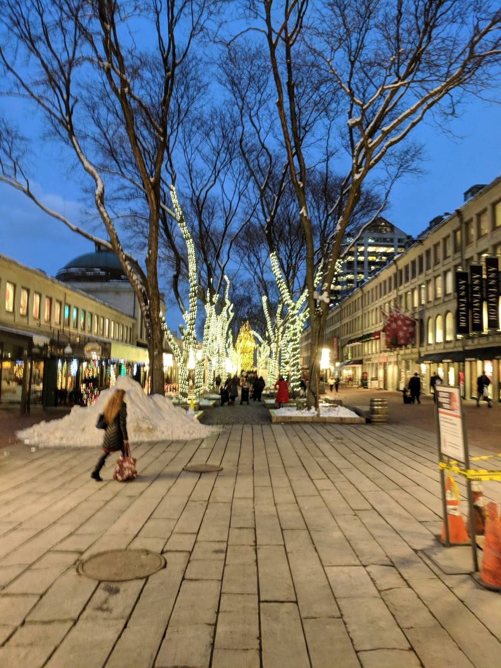 Clarkes at Faneuil Hall | restaurant | 21 Merchants Row, Boston, MA 02109, USA | 6172277800 OR +1 617-227-7800