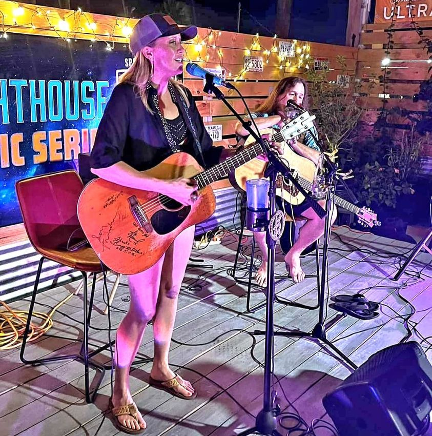 Hopper Haus Bar and Grill | restaurant | 418 E Queen Isabella Blvd, Port Isabel, TX 78578, USA | 9562994600 OR +1 956-299-4600