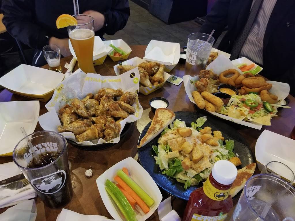 Buffalo Wild Wings | restaurant | 442 Fortman Dr, St Marys, OH 45885, USA | 4193008580 OR +1 419-300-8580