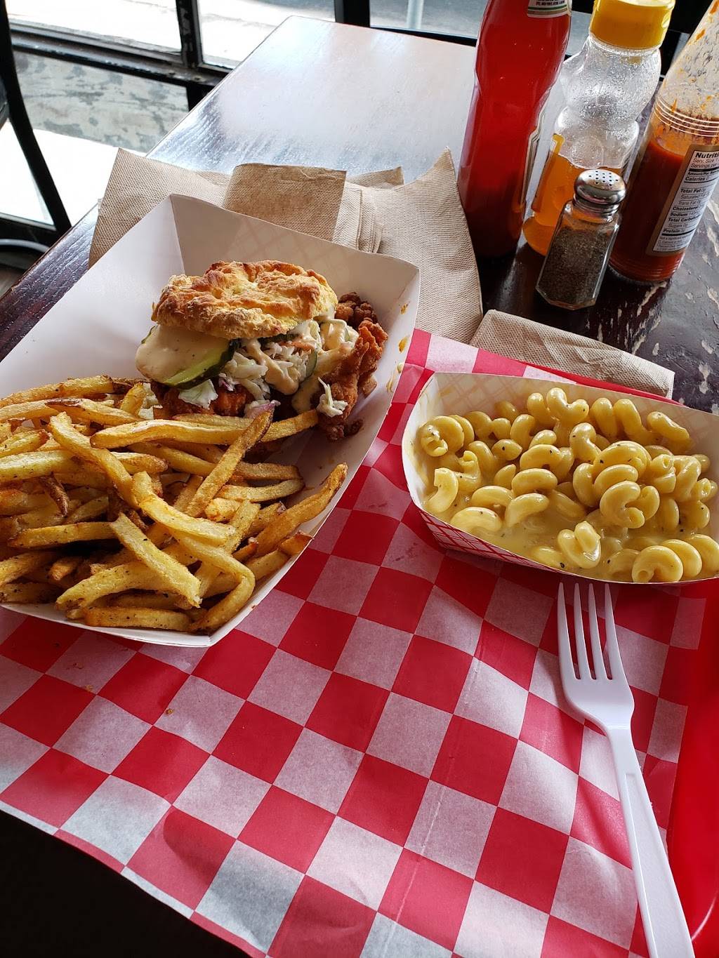 The Roost Carolina Kitchen | restaurant | 3474 N Clark St, Chicago, IL 60657, USA | 7733608303 OR +1 773-360-8303