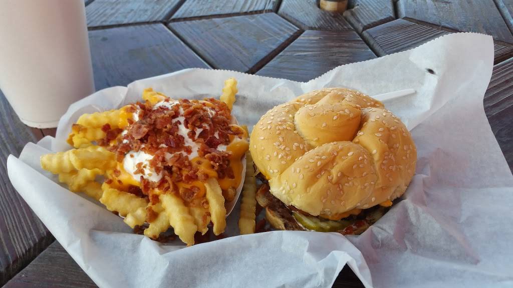 Paradise Pup | restaurant | 1724 S River Rd, Des Plaines, IL 60018, USA | 8476998590 OR +1 847-699-8590