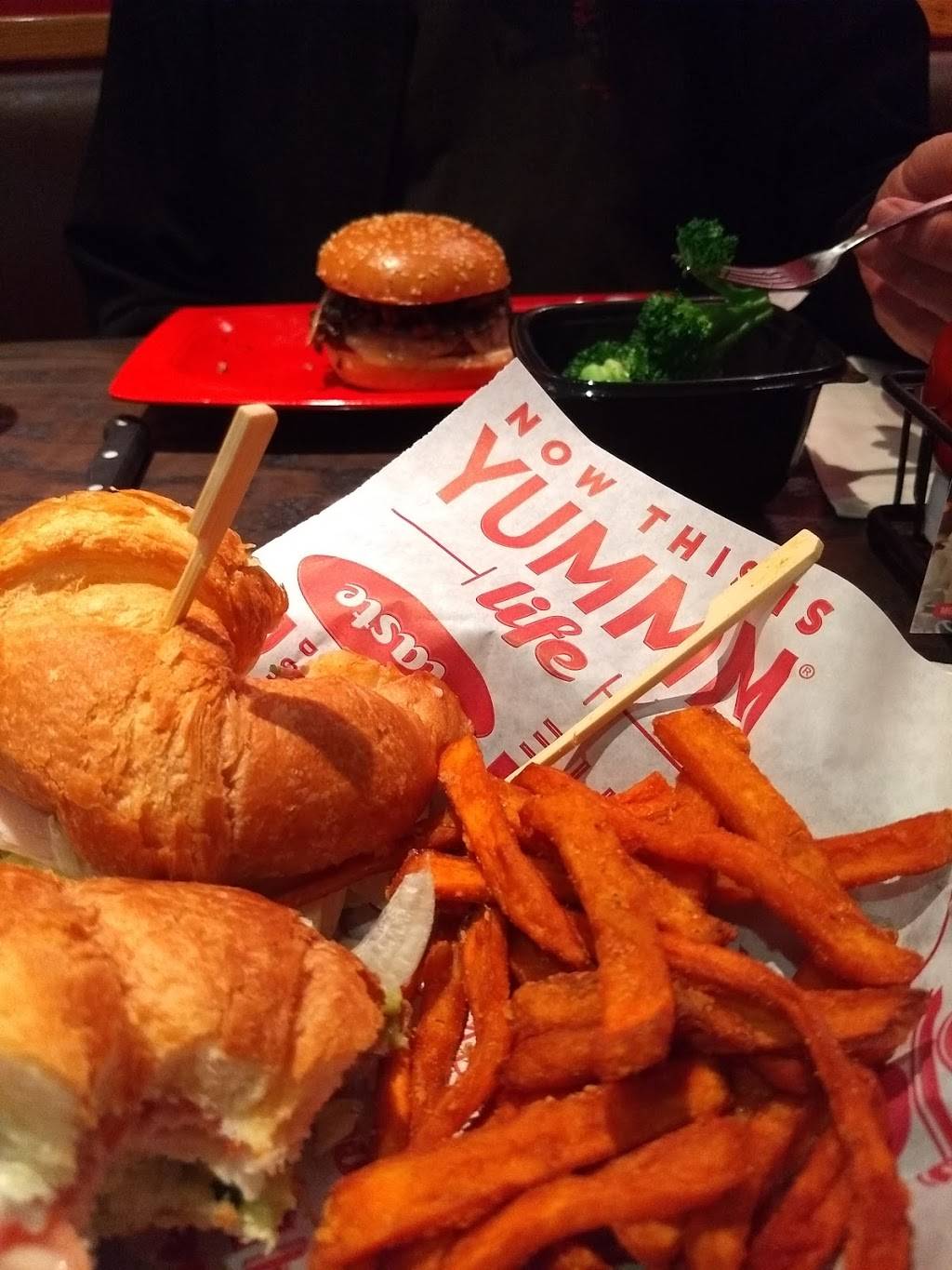 Red Robin Gourmet Burgers and Brews | restaurant | 14797 N Kelsey St, Monroe, WA 98272, USA | 3608059949 OR +1 360-805-9949