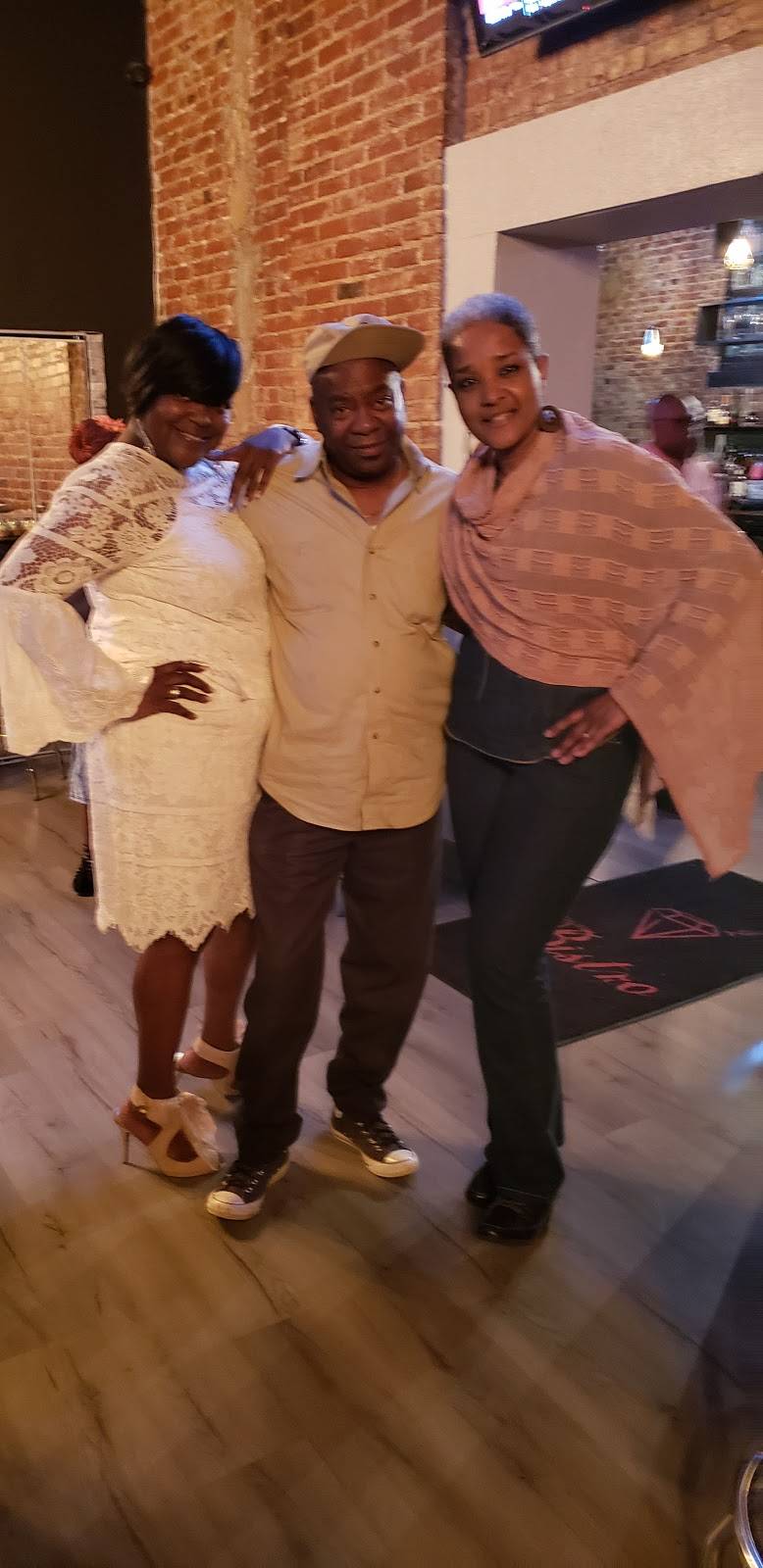 DSquared Bistro | restaurant | 2811 E Prairie Ave, St. Louis, MO 63113, USA | 3144058015 OR +1 314-405-8015