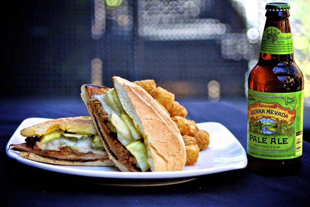 Gaslight Bar & Grille | restaurant | 2450 N Clark St, Chicago, IL 60614, USA | 7739297759 OR +1 773-929-7759