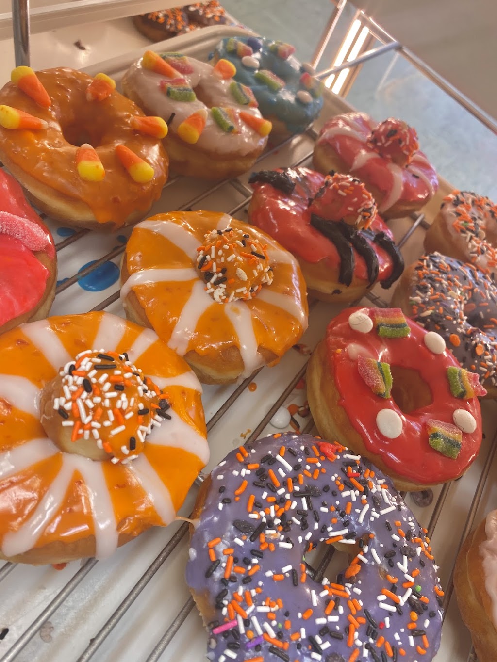Donut Queen | bakery | 1431 W Arrow Hwy, San Dimas, CA 91773, USA | 9095923010 OR +1 909-592-3010