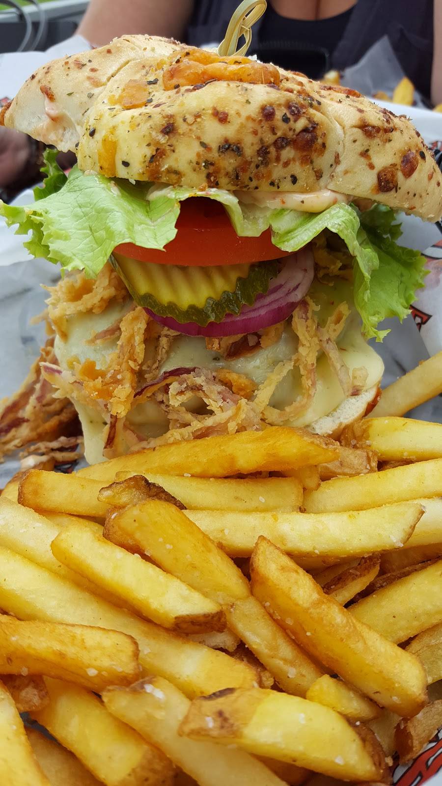 Crazy Horse Sports Bar & Grill | restaurant | 1101 Horseshoe Valley Rd W, Barrie, ON L4M 4Y8, Canada | 7058352790 OR +1 705-835-2790