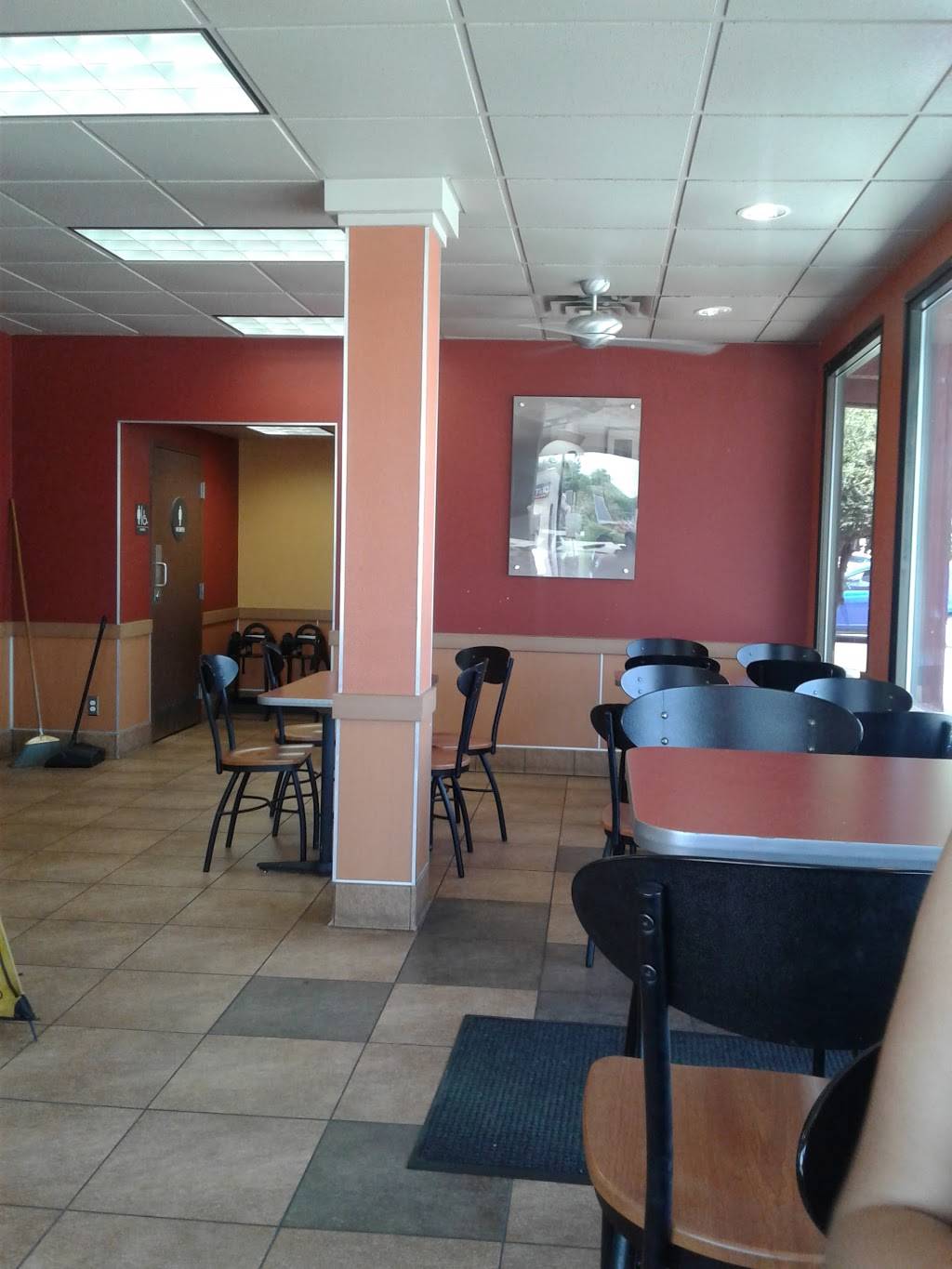 Jack in the Box | restaurant | 6355 E Mockingbird Ln, Dallas, TX 75214, USA | 2148267320 OR +1 214-826-7320