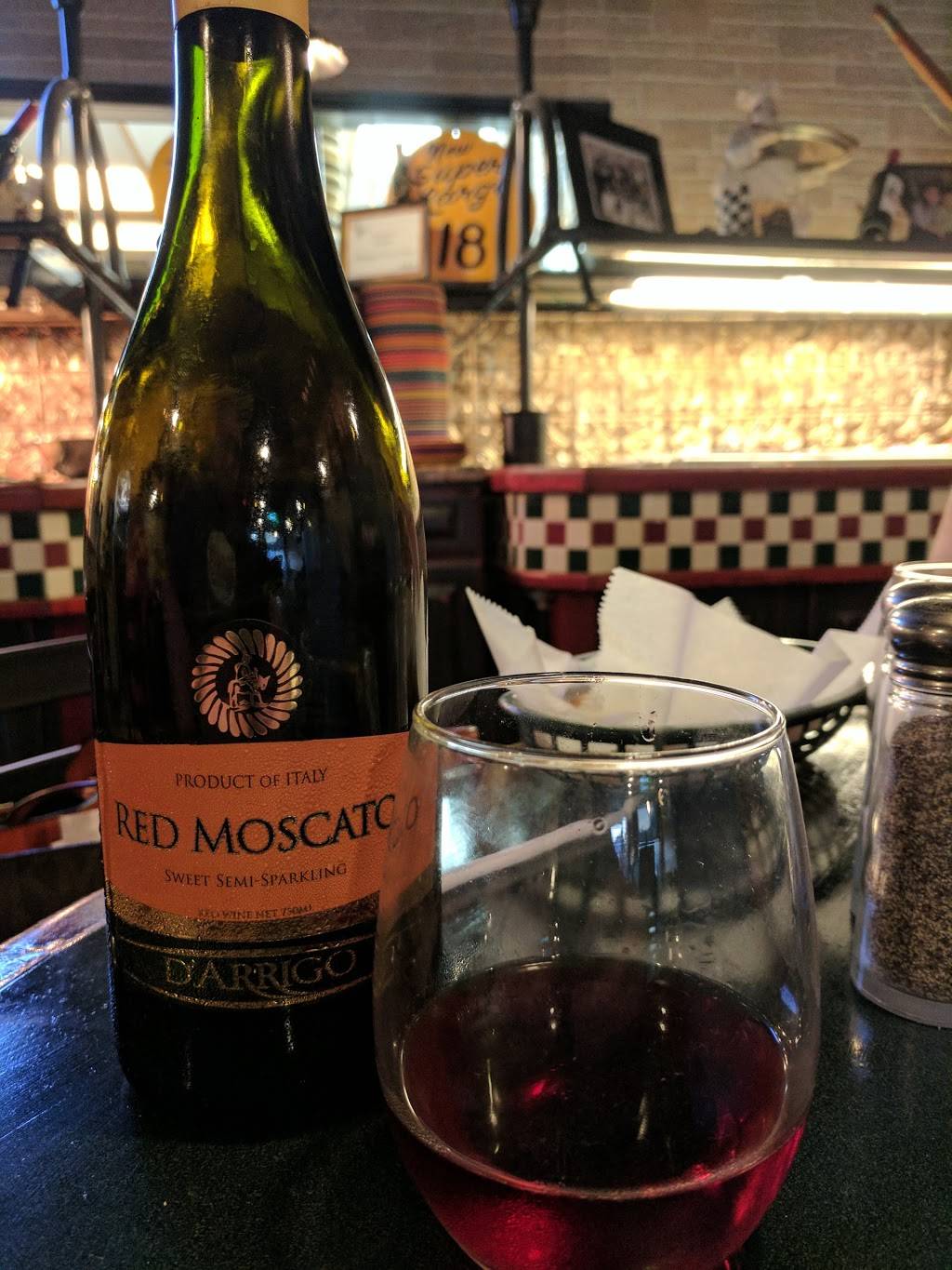 Dimaggios Italian Restaurant | restaurant | 808 Broadway, Highland, IL 62249, USA | 6186541977 OR +1 618-654-1977