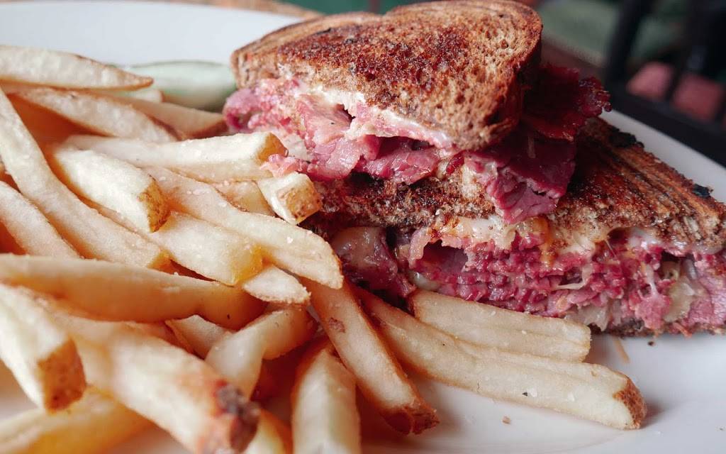 Mos Irish Pub Wauwatosa | restaurant | 10842 W Bluemound Rd, Wauwatosa, WI 53226, USA | 4147749782 OR +1 414-774-9782