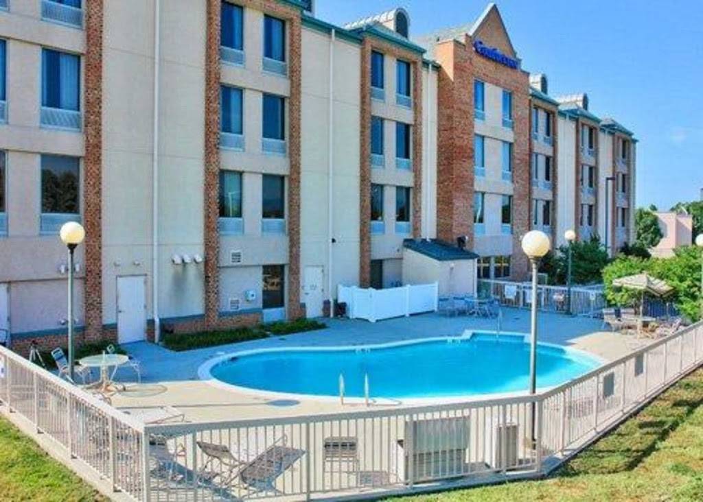 Comfort Inn Airport | restaurant | 5070 Valley View Blvd NW, Roanoke, VA 24012, USA | 5405272020 OR +1 540-527-2020