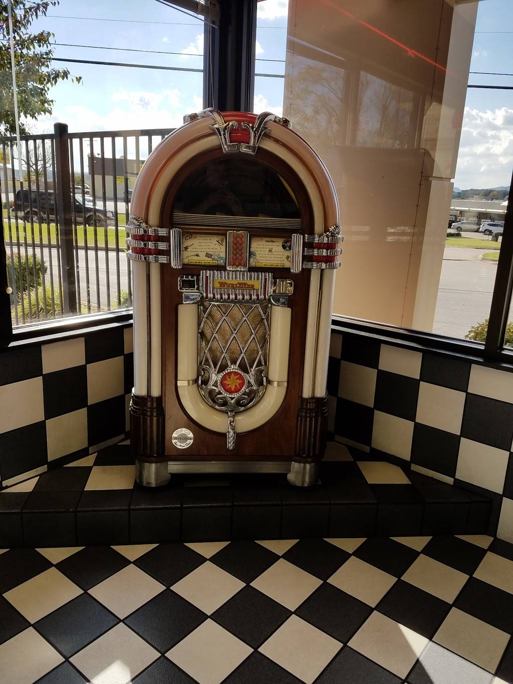 Hardees | restaurant | 1111, 65 N Hwy 62 W, Harrison, AR 72601, USA | 8703650165 OR +1 870-365-0165