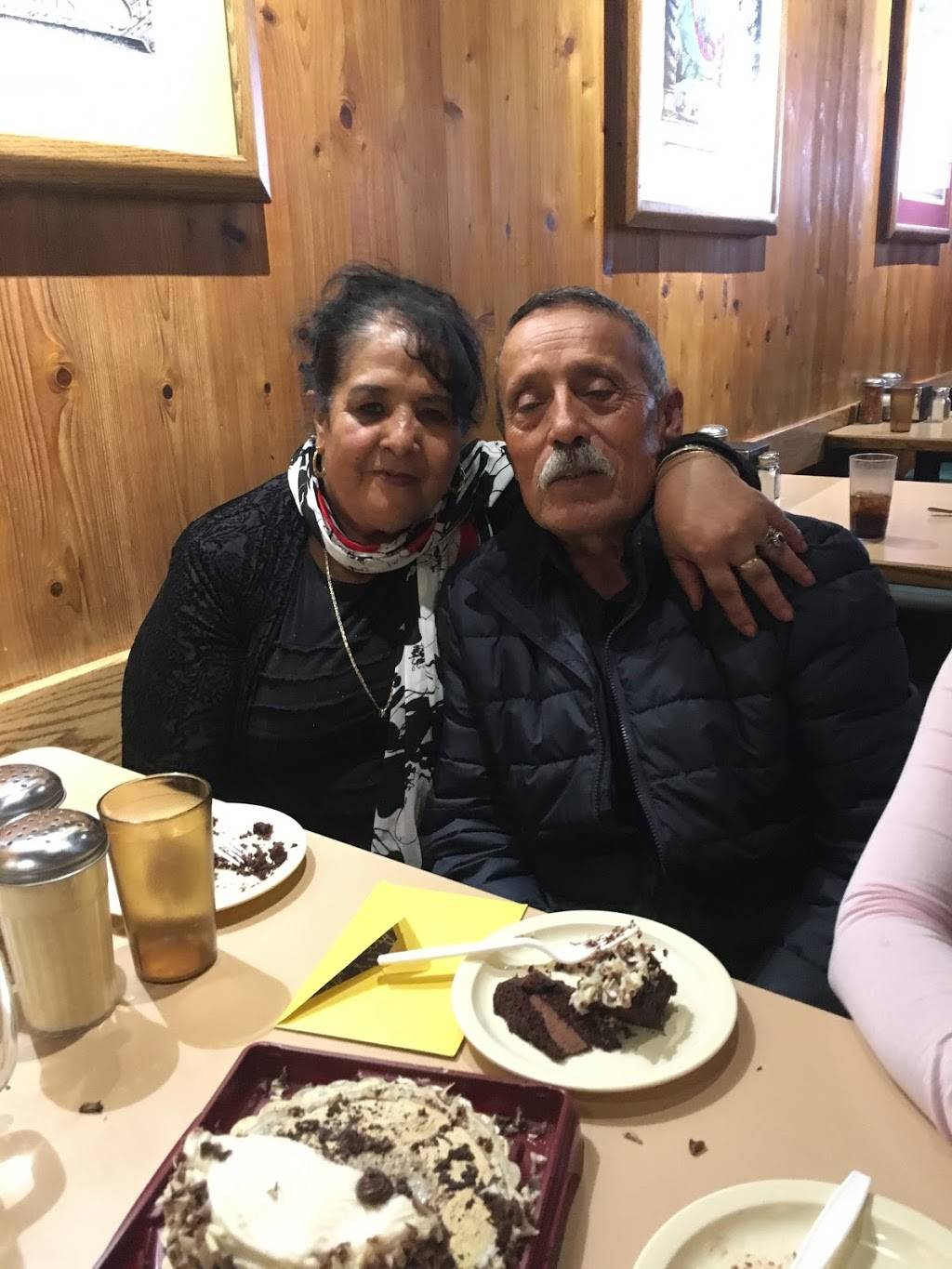 Round Table Pizza | meal delivery | 1351 Healdsburg Ave, Healdsburg, CA 95448, USA | 7074338877 OR +1 707-433-8877